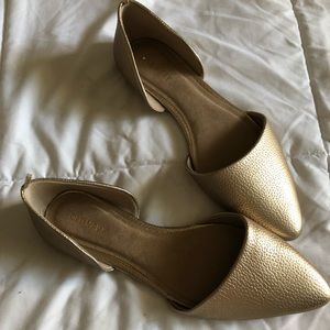 Gold pointy toed flats (NWOT)